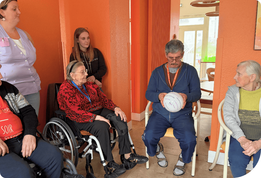 Comment les jeux de groupe renforcent la santé mentale et le bien être des seniors ?